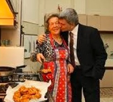 Per la serie "Cos avrai pi tempo per la Mamma": Nicola "Nichi" Vendola con l'adorata genitrice.