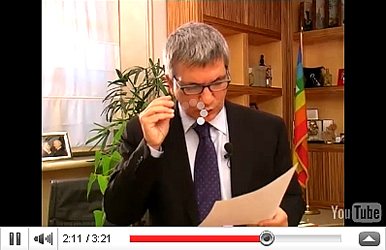 Vendola in un video e, accanto, un ingrandimento di un particolare della medesima inquadratura.