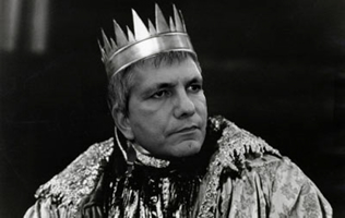 Vendola come Macbeth? Un'ipotesi suggestiva... purch il finale non cambi, e l'intera foresta gli si sollevi contro e marci su di lui. (Dal sito www.dazebaonews.it)