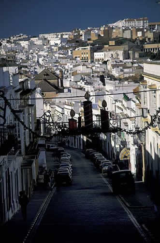 Arcos de la Frontera si compone di due zone, la Citt Vecchia, situata sulla collina e di origine medioevale, e la parte edificata durante il secolo XIX sulle rive del rio Guadalete.
