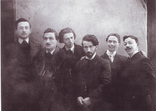 1913. Da sinistra: Aldo Sebelin, Arturo Malossi, Arturo Martini, Bepi Fabiano, un personaggio non identificato, Antonio Sirena. (Immagine tratta da Il giovane Arturo Martini, opere dal 1905 al 1921, catalogo della mostra del Museo Civico "Luigi Bailo" di Treviso, 15 ottobre 1989 - 10 gennaio 1990, Roma, De Luca Edizioni dArte, p. 171).