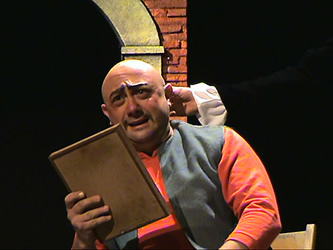 103. Servito di barba e di parrucca, Eclario Sancio Panza non si piace.