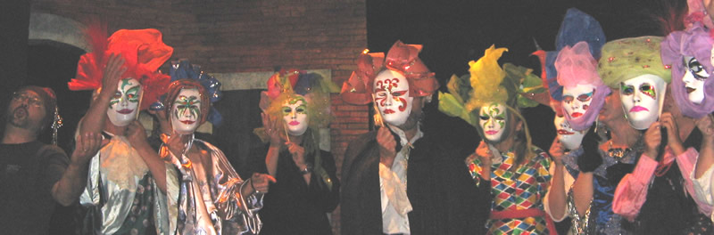 38. Tutte le maschere in scena per salutare il pubblico.