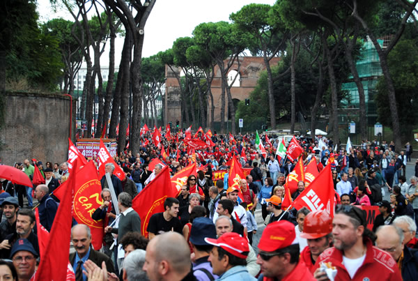 Neanche diecimila fotografie potrebbero rendere limmagine che la manifestazione del 16 ottobre 2010 lascer nelle menti e nei cuori di chi vi ha partecipato. Questa pagina, con le foto che ho scattato risalendo fino a via Merulana il corteo partito da piazza dei Partigiani e poi su via Merulana il corteo partito da piazza della Repubblica, non pretende certo di essere esauriente:  solo lomaggio di un vecchio insegnante, che ha sempre amato e lottato per il proprio Paese, alle centinaia di migliaia di Donne e di Uomini di tutte le et e condizioni sociali che ieri mi hanno fatto di nuovo sentire orgoglioso di essere un loro concittadino.