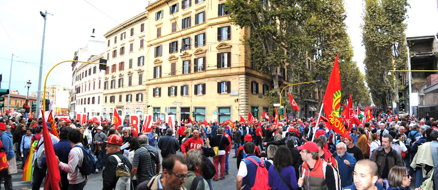 Ore 15 circa: la testa del corteo proveniente da piazza dei Partigiani e la testa del corteo da piazza della Repubblica si attraversano lun laltra allincrocio tra via Labicana e via Merulana. Senza i Partigiani, infatti, la Repubblica non ci sarebbe stata.
