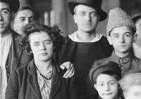 2. Bambini a Ellis Island. New York, 1908 (particolare).