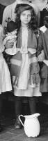 5. Bambini a Ellis Island. New York, 1908 (part.).