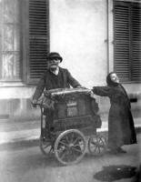 8. Un suonatore italiano di pianola con la sua bambina e aiutante.