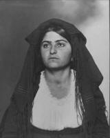 18. Una giovane Migrante italiana.