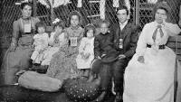 26. Una famiglia di Migranti italiani contrassegnata con il numero 22.