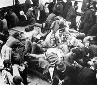 28. Migranti italiani alladdiaccio sul ponte della nave che li sta portando nel Nuovo Mondo.