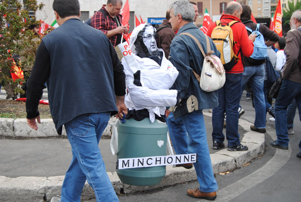 Sergio Marchionne alla manifestazione della Fiom del 16 ottobre 2010. Un'immagine sgradevole? Senza dubbio. Ma se, come dice lui, non bisogna più avere "il concetto dei diritti acquisiti", se i diritti, sempre come dice lui, non sono che "pretese", perché i suoi dovrebbero invece restare pienamente in vigore?