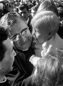 Alcune immagini di Josemaría Escrivá de Balaguer, fondatore dell'Opus Dei. Nelle prime tre, con Bambini veri. Nell'ultima a destra, col Bambino Gesù.