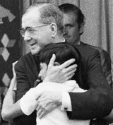 Alcune immagini di Josemaría Escrivá de Balaguer, fondatore dell'Opus Dei. Nelle prime tre, con Bambini veri. Nell'ultima a destra, col Bambino Gesù.