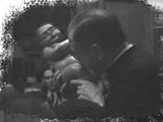 Alcune immagini di Josemaría Escrivá de Balaguer, fondatore dell'Opus Dei. Nelle prime tre, con Bambini veri. Nell'ultima a destra, col Bambino Gesù.