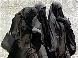 Per la serie "Pregiudizi contro le donne": le donne del governo Berlusconi mentre si recano da lui. La prima da sinistra  la Gelmini.