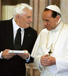 Il presidente del Consiglio, Joseph Ratzinger, con papa Silvio Primoeultimo. (Grazie, Artemio!)